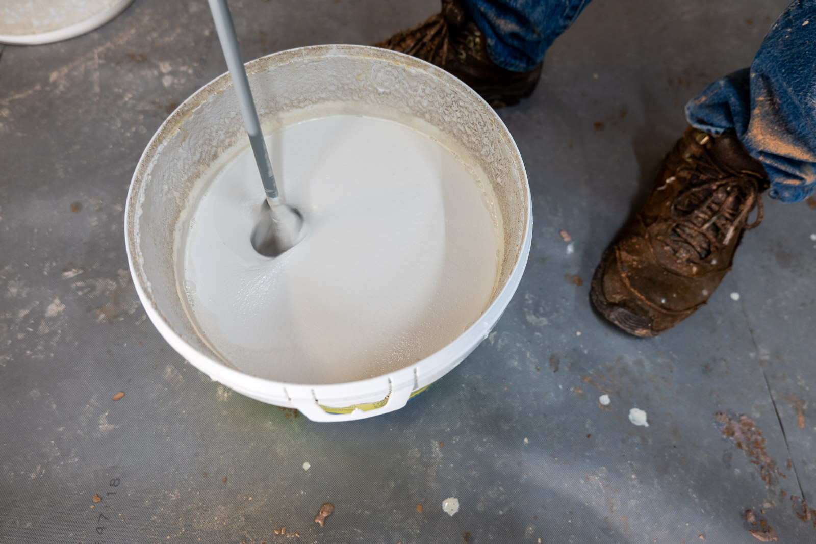 Mixing DECOCORK cork insulating paint before use
