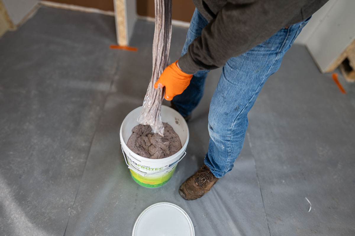 Mechanical paddle mixer blending cork material in the bucket