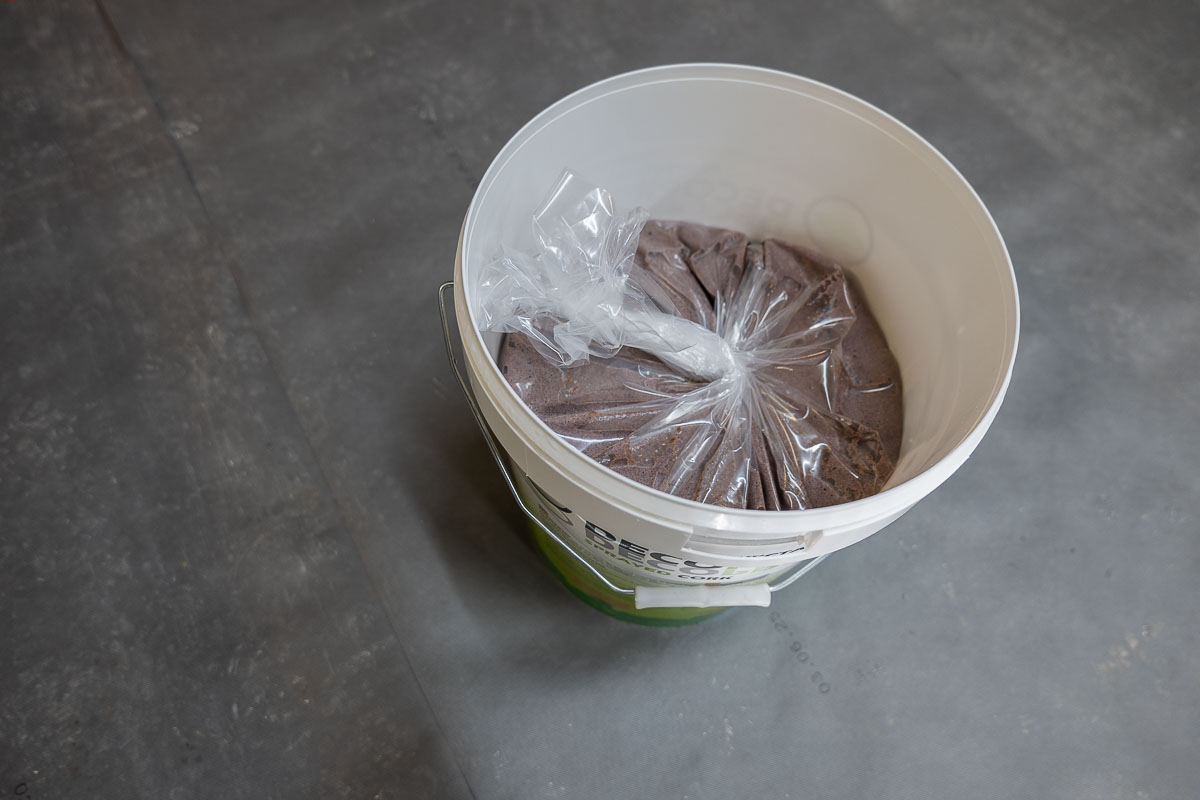 DECO 00 FINO material in its inner bag inside the bucket